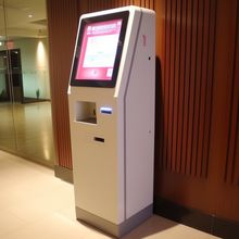 Autoavaliação terminal do hotel da máquina do suporte do assoalho do quiosque do pagamento da ordem no dinheiro do quiosque
